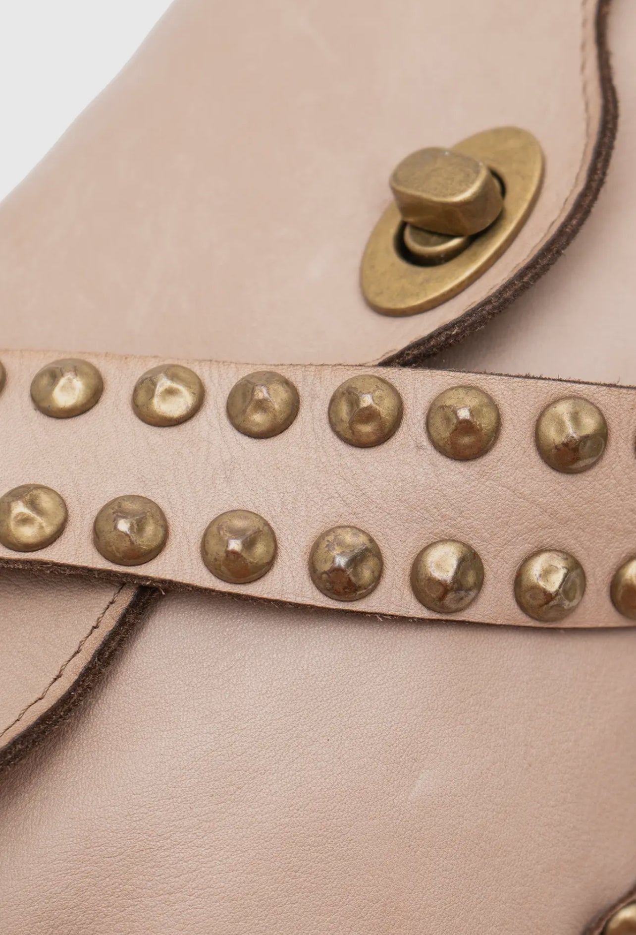 Vintage-style leather shoulder bag