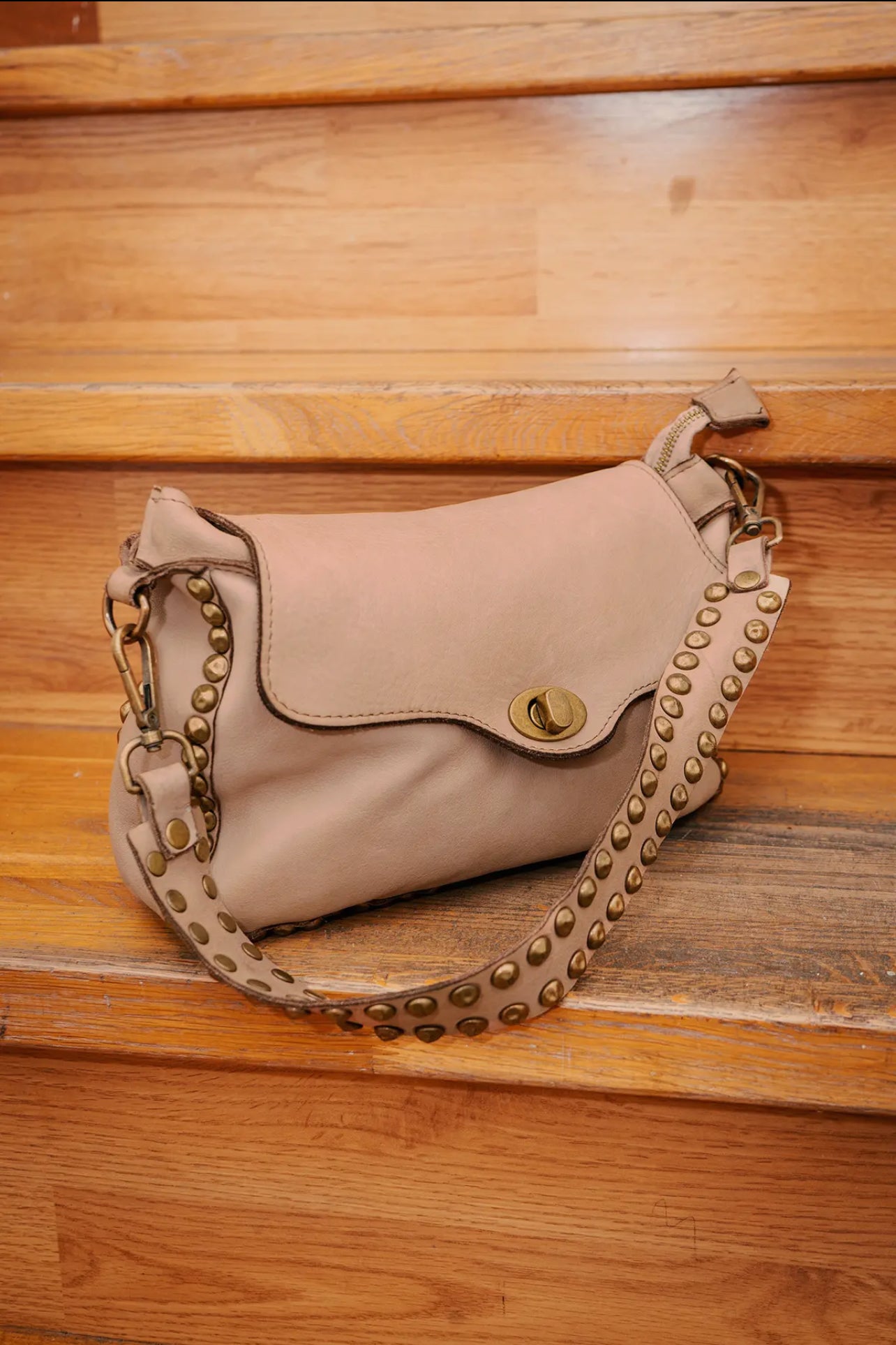 Vintage-style leather shoulder bag